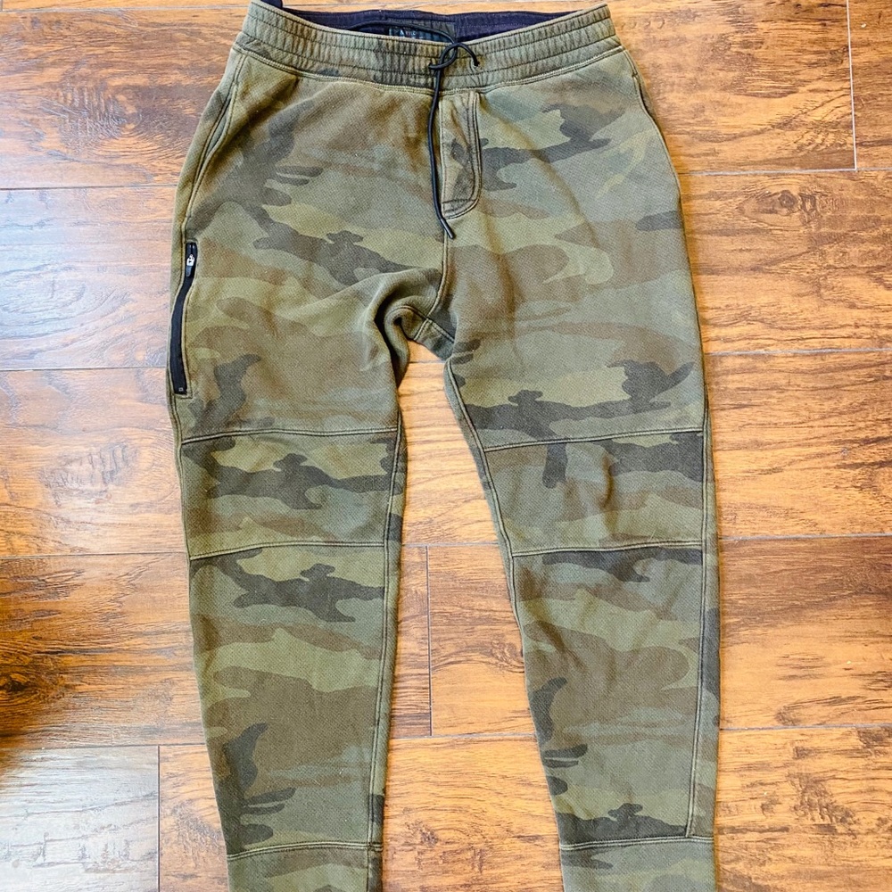 Men’s camo Abercrombie & Fitch joggers sweats. MED